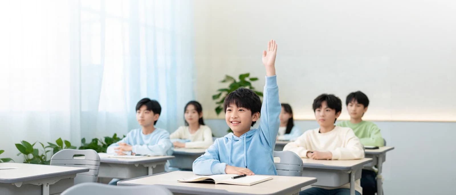 课堂讨论中的学生与老师